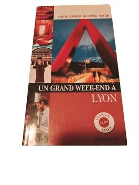 Hachette un grand week end a Lyon Paperback French